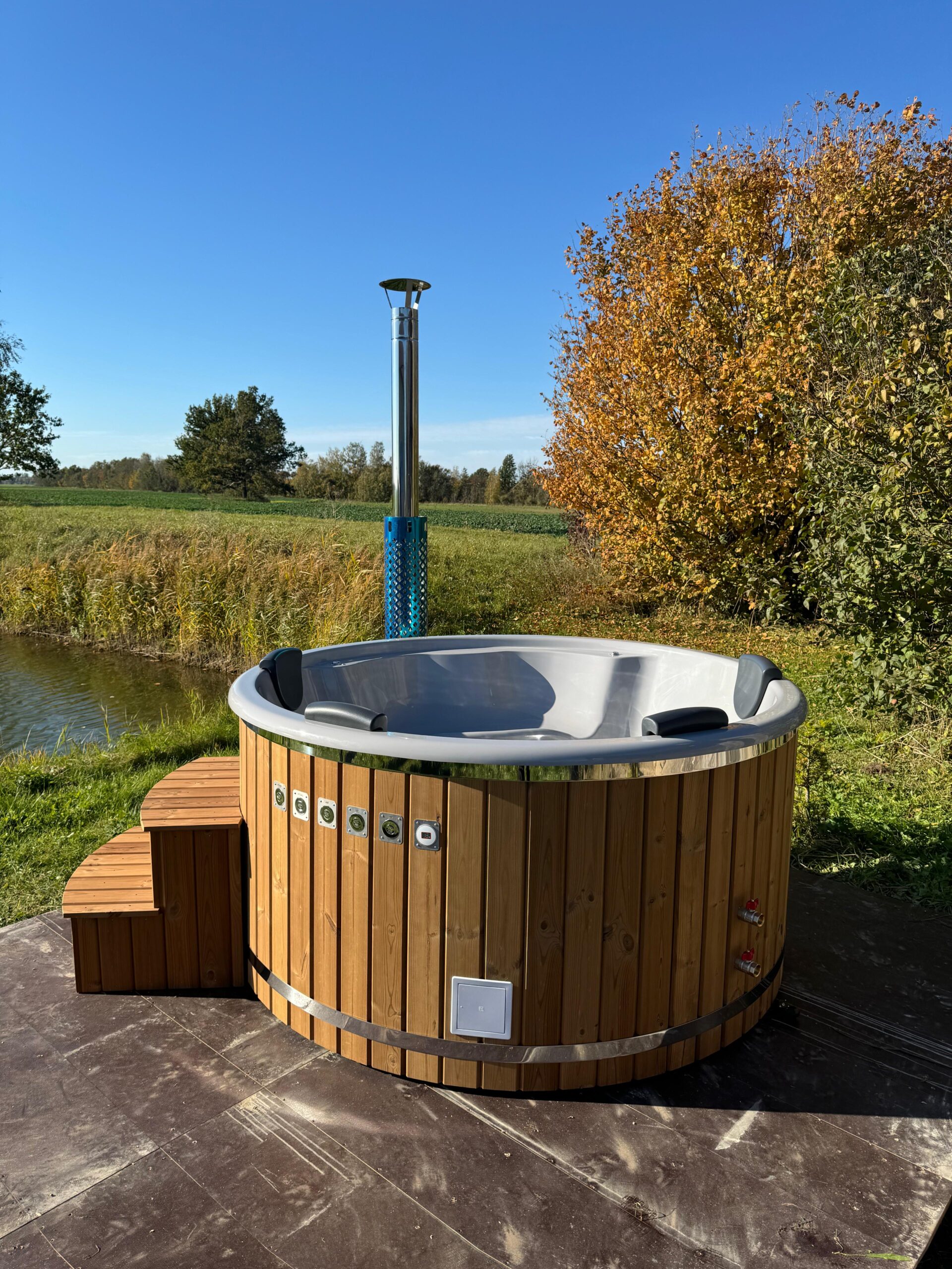 premium-fiberglass-hot-tub-integrated-heater-hydro-air-led-200cm-1 Premium fiberglass hot tub with integrated wood fired heater